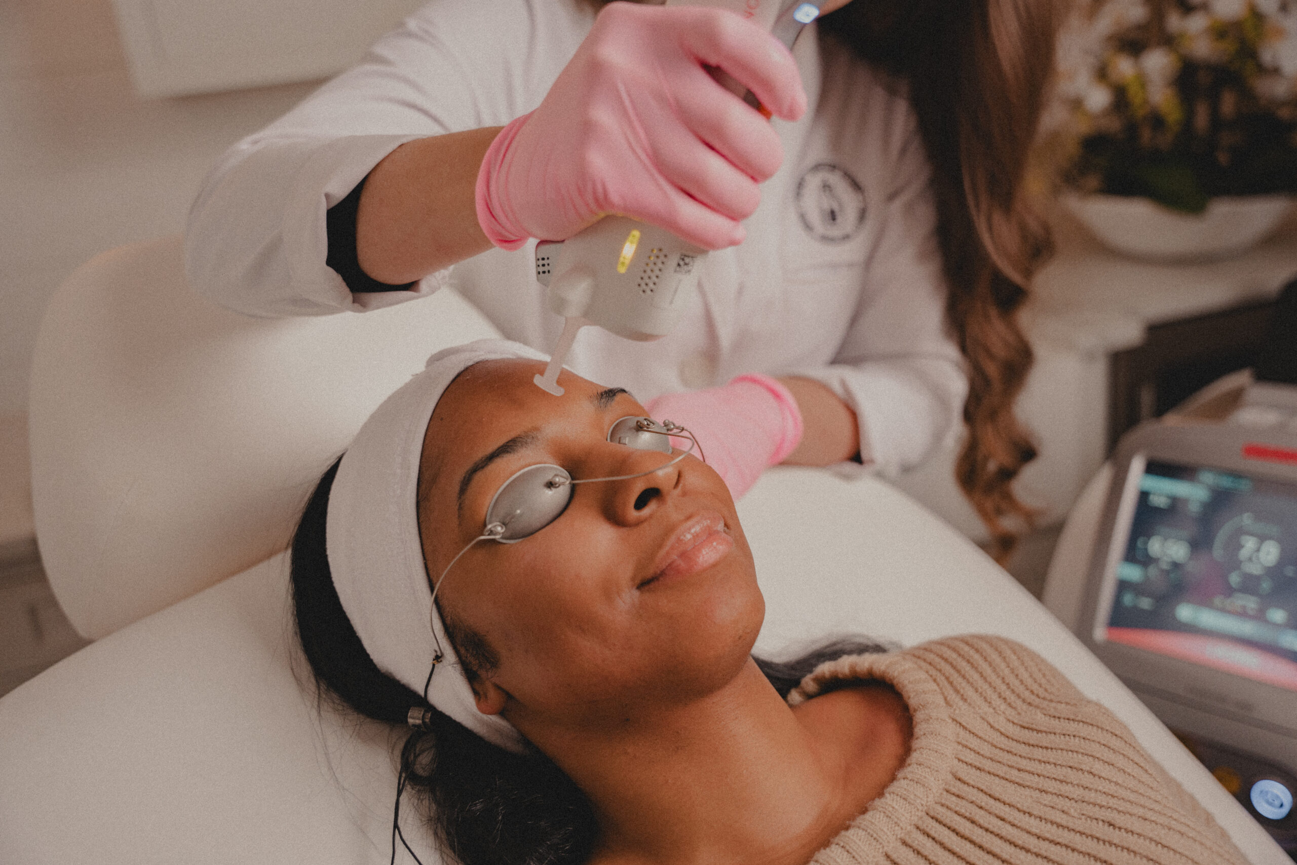 woman getting laser genesis